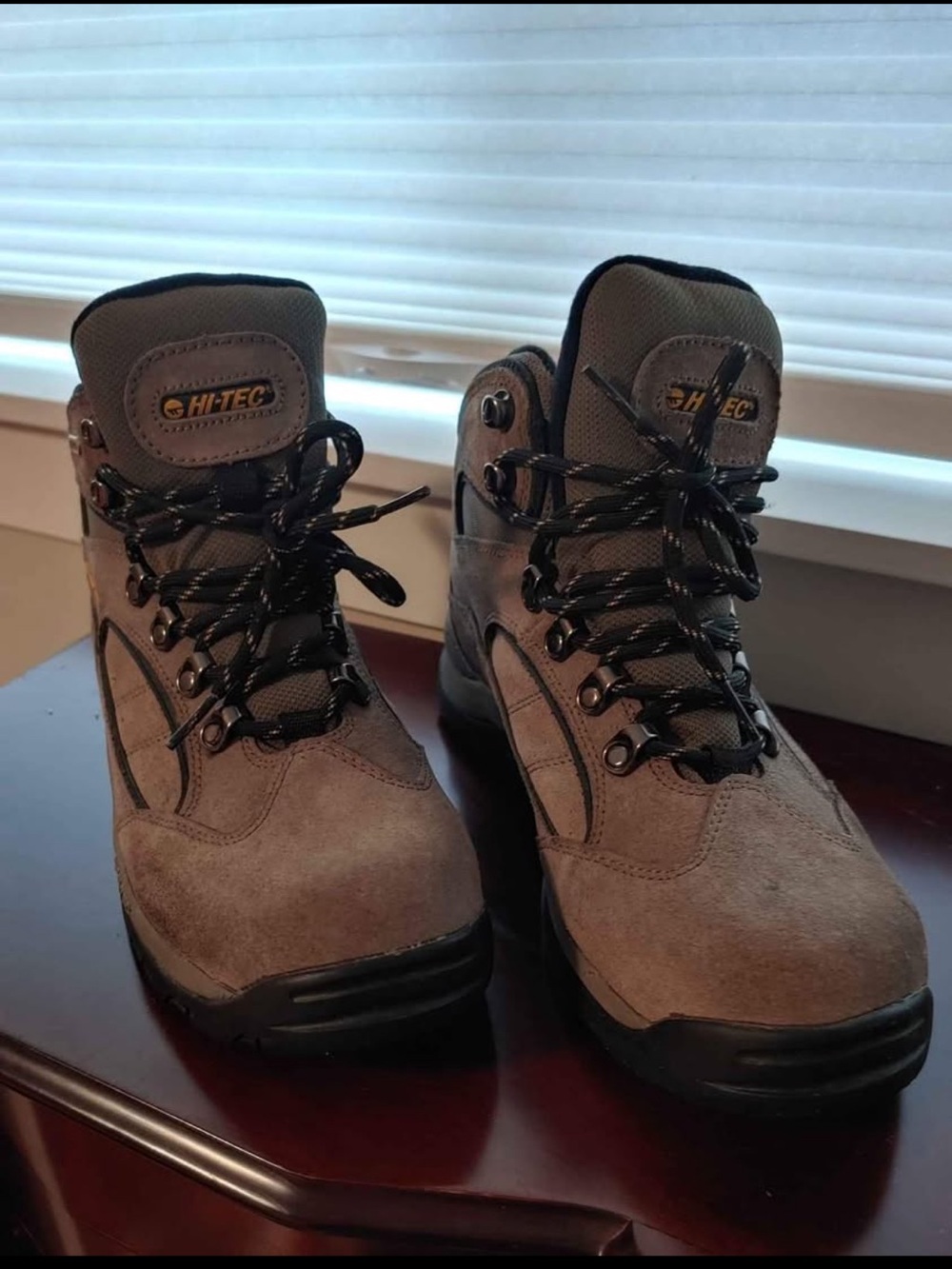 NWOT Hi-Tec Men's Brown Hiking Boots - Durable Outdoor Footwear